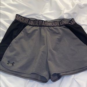 gray and black underarmour shorts